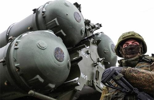 Ông Jim Townsend, người từng nắm giữ nhiều trọng trách tại Lầu Năm Góc cho biết, Mỹ thường có chính sách mua vũ khí và công nghệ từ nước ngoài để nghiên cứu. Vì vậy, một khi chính thức sở hữu những hệ thống S-400 từ Thổ Nhĩ Kỳ, việc moi được thông tin mật từ vũ khí này đối với Mỹ không phải là chuyện khó.