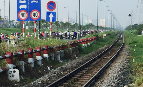 Ngoi choi giua duong sat, nam thanh nien bi tau tong chet