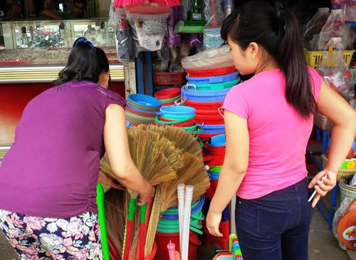 Người Sài Gòn tất bật đối phó cúp nước trên diện rộng Nguoi Sai Gon tat bat doi pho cup nuoc tren dien rong