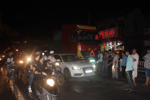 2. Tai nạn kinh hoàng, người phụ nữ lái Audi nhập viện cấp cứu Khoảng 19h tối ngày 2/8, xe tải BKS 75C 045.08 của Công ty TNHH MTV Thương mại &amp; Dịch vụ Phúc Khang khi lưu thông đến Q1A đoạn chạy qua Thành phố Huế, tỉnh TT. Huế thì va chạm với một chiếc xe ô tô 4 màu trắng hiệu Audi đang đi cùng chiều, do một phụ nữ điều khiển. Sau cú va chạm mạnh, người phụ nữ điều khiển xe 4 chỗ bị thương nặng phải đưa đi cấp cứu.