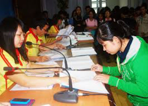 9. Hàng loạt thí sinh bị in thiếu phiếu báo điểm Sáng 31/7, hàng nghìn thí sinh đã đến Cơ quan Đại diện Bộ Giáo dục và Đào tạo nhận phiếu điểm. Dù bố trí gần 20 nhân viên phục vụ, nhưng tình trạng ùn ứ vẫn xảy ra. Nhiều thí sinh, phụ huynh phải ngồi chờ cả tiếng vẫn chưa nhận được giấy chứng nhận kết quả. Hiện, nhiều trường đã in xong giấy chứng nhận điểm cho thí sinh và chuyển về các Sở Giáo dục và Đào tạo. Tuy nhiên, nhiều cụm thi tại TP HCM in thiếu phiếu điểm cho thí sinh.