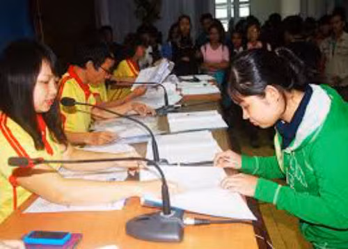 9. Hàng loạt thí sinh bị in thiếu phiếu báo điểm Sáng 31/7, hàng nghìn thí sinh đã đến Cơ quan Đại diện Bộ Giáo dục và Đào tạo nhận phiếu điểm. Dù bố trí gần 20 nhân viên phục vụ, nhưng tình trạng ùn ứ vẫn xảy ra. Nhiều thí sinh, phụ huynh phải ngồi chờ cả tiếng vẫn chưa nhận được giấy chứng nhận kết quả. Hiện, nhiều trường đã in xong giấy chứng nhận điểm cho thí sinh và chuyển về các Sở Giáo dục và Đào tạo. Tuy nhiên, nhiều cụm thi tại TP HCM in thiếu phiếu điểm cho thí sinh.