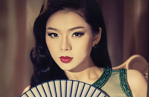 5. Lệ Quyên bị phạt 4 triệu đồng vì cho con tè vào túi nôn Theo Cục Hàng không, trên chuyến bay VN 240 từ TP HCM ra Hà Nội ngày 16/7, khi máy bay đang giảm độ cao để hạ cánh xuống sân bay Nội Bài, hành khách Vũ Lệ Quyên, ngồi ghế 11B và Lê Đức Huy (ngồi ghế 11C) đã cho bé trai 4 tuổi, ngồi ghế 11A đi tiểu vào túi nôn được trang bị trên tàu bay. Với hành vi này, theo nghị định 147 về xử phạt hành chính trong lĩnh vực hàng không dân dụng, Cục Hàng không đã phạt 4 triệu đồng mỗi người với hành khách Vũ Lệ Quyên và Lê Đức Huy.