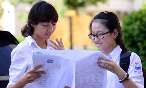 4. Bộ GD&amp;ĐT công bố điểm sàn đại học 2015 là 15 14h chiều 28/7, hội đồng xác định tiêu chí đảm bảo chất lượng đầu vào tuyển sinh đại học, cao đẳng chính quy năm 2015 đã thống nhất đưa ra ngưỡng tối thiểu thí sinh phải đạt được là 15 điểm. Ngưỡng xét tuyển vào đại học, cao đẳng được xác định dựa trên phổ điểm của thí sinh, chỉ tiêu tuyển sinh của các trường, đặc điểm vùng miền, đảm bảo hệ số dôi dư để các trường có thể tuyển đủ thí sinh