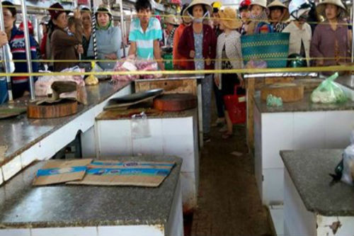 3. Cãi nhau với bà bán thịt, một thanh niên bị đâm chết giữa chợ Khoảng 8h sáng 26/7, tại chợ Phương Lâm, thuộc xã Phú Lâm, huyện Tân Phú (tỉnh Đồng Nai), bà Nguyễn Thị Ánh Hồng (41 tuổi) đang bán thịt heo ở chợ Phương Lâm thì Lưu Minh Trung (22 tuổi, cùng ngụ huyện Tân Phú) đến phụ mẹ mình cũng bán thịt heo ở đây. Trong lúc Trung giặt giẻ lau văng nước qua sạp của bà Hồng dẫn đến cự cãi. Trung lao vào đánh bà Hồng thì bị bà này dùng con dao đâm Trung 2 nhát khiến anh tử vong.