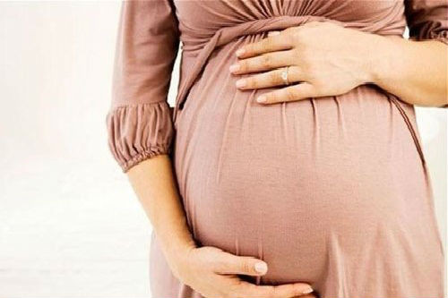 7. Bí thư thị trấn làm 2 nhân viên có bầu Ngày 31/7, ông Nguyễn Chí Quang, Bí thư huyện ủy Phú Lộc (Thừa Thiên - Huế), cho biết đang xem xét kỷ luật cách chức đối với ông Huỳnh Đức Hải, Bí thư Đảng ủy thị trấn Lăng Cô, do vi phạm đạo đức lối sống, quan hệ bất chính với 2 nữ cán bộ làm việc tại bộ phận kế toán và tư pháp của UBND thị trấn Lăng Cô, Ủy ban Kiểm tra Huyện ủy Phú Lộc làm hai cô này có bầu.