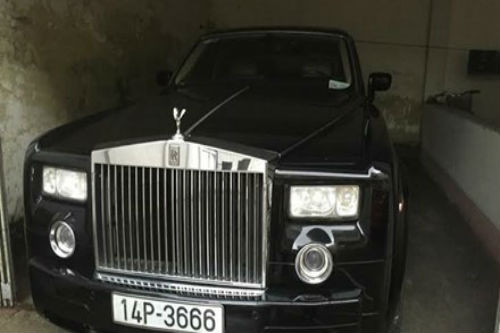 10. Khởi giá 9 tỷ xe Rolls-Royce ủng hộ đồng bào Quảng Ninh Chiều 1/8, bà Đỗ Thị Hồng Hạnh, Phó Chủ tịch HĐQT Cty Cổ phần bán đấu giá Lạc Việt cho biết, trong tuần tới công ty này sẽ mở phiên đấu giá siêu xe ô tô 5 chỗ, nhãn hiệu Rolls-Royce, loại Phantom, biển số 14P-3666. Đây là siêu xe được doanh nhân Đào Hồng Tuyển, Chủ tịch Cty CP du thuyền Năm Sao Tuần Châu ủng hộ đồng bào Quảng Ninh bị thiệt hại nặng nề sau trận lũ lớn vừa qua.