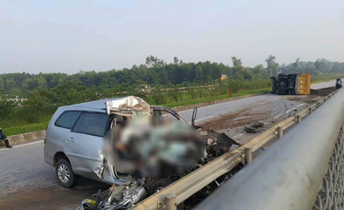 10. Thái Nguyên: Ôtô đâm đuôi xe tải, 3 người Hàn Quốc tử vong Khoảng 3h sáng 8/8, tại Km 59+900 cao tốc Hà Nội-Thái Nguyên, xe Toyota Innova loại 7 chỗ lưu thông trên cao tốc Hà Nội - Thái Nguyên bất ngờ đâm thẳng vào phần phía sau 1 chiếc xe tải loại 7 tấn, rồi văng vào lề đường, quay ngang xe. Sau cú đâm, chiếc xe tải bị đổ nghiêng chắn ngang đường, tài xế xe tải may mắn sống sót còn 3 người Hàn Quốc trên xe Innova tử vong tại chỗ.