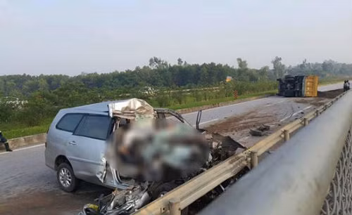 10. Thái Nguyên: Ôtô đâm đuôi xe tải, 3 người Hàn Quốc tử vong Khoảng 3h sáng 8/8, tại Km 59+900 cao tốc Hà Nội-Thái Nguyên, xe Toyota Innova loại 7 chỗ lưu thông trên cao tốc Hà Nội - Thái Nguyên bất ngờ đâm thẳng vào phần phía sau 1 chiếc xe tải loại 7 tấn, rồi văng vào lề đường, quay ngang xe. Sau cú đâm, chiếc xe tải bị đổ nghiêng chắn ngang đường, tài xế xe tải may mắn sống sót còn 3 người Hàn Quốc trên xe Innova tử vong tại chỗ.