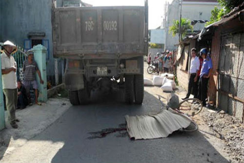 7. Một học sinh bị ô tô cán chết trên đường đi học Chiều tối ngày 6/8, trên tuyến đường liên xã Bình Nguyên đi Bình Khương thuộc thôn Nam Bình 2, xã Bình Nguyên, huyện Bình Sơn, tỉnh Quảng Ngãi, xe ôtô BKS 76C-00192 do Phạm Bá Hòa, 38 tuổi, quê quán ở thôn Phú Lễ, xã Bình Trung, huyện Bình Sơn điều khiển theo hướng Tây – Đông. Khi đến địa điểm trên thì va chạm với em Nguyễn Tài Ký, 13 tuổi, đi xe đạp cùng chiều làm em Ký chết tại chỗ.