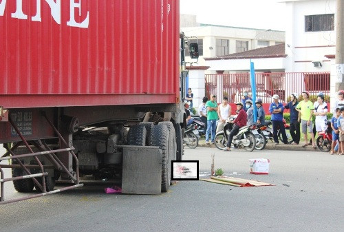 4. Người phụ nữ chết thảm dưới gầm xe container Khoảng 6h30 sáng 4/8, trên Đại lộ Thống Nhất, khu công nghiệp Sóng Thần 2 (Dĩ An Bình Dương), chị Trịnh Thị Định vừa đạp xe ra tới giao lộ trên thì bị xe cotainer BKS 51C – 357.42, kéo theo rơ móc 51R – 011.63, lưu thông cùng chiều tông phải. Lực tông mạnh khiến chị cùng xe bị cuốn vào gầm xe kéo lê nhiều mét. Sau đó, chị Định tử vong tại chỗ do bị bánh xe phía sau cán qua người.