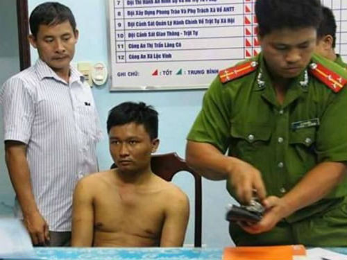 9. Tên cướp có súng bị bắt khi chống gậy mò vào nhà dân xin ăn Sau hơn 30 giờ lẩn trốn trước sự truy đuổi gắt gao của hơn 100 cảnh sát, mờ tối ngày 7/8, Nguyễn Văn Nghĩa (1995, trú xóm 7, xã Tân Sơn, huyện Quỳnh Lưu, Nghệ An) - đối tượng cướp có súng chống trả người truy đuổi gây hoang mang dư luận ở Huế đã bị bắt khi chống gậy vào nhà người dân xin nước uống, cơm ăn. Đến ngày 8/8, lực lượng phá án đã bắt giữ thêm một nghi phạm được cho là đồng phạm của tên cướp.