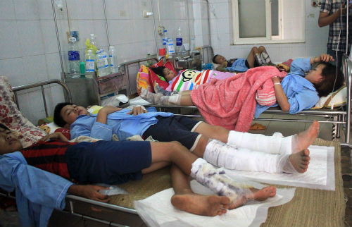 6. 75 người bị bỏng phải nhập viện trong đêm lửa trại Lúc 22h ngày 5/8, khi các thôn đang liên hoan văn nghệ tại sân văn hóa của xã Đông Anh, huyện Đông Sơn (Thanh Hóa), bất ngờ có người đổ xăng vào đống lửa trại. Do cát trên sân dựng trại ướt, xăng bị đổ ra ngoài chảy ra khu vực sân chơi. Đồng thời, lửa bắt theo vết xăng chảy gây thương tích cho nhiều người ở trên sân. 75 người, trong đó chủ yếu là thanh thiếu niên, phải nhập viện vì bị bỏng.