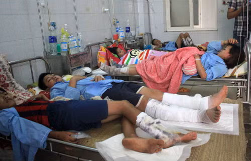 6. 75 người bị bỏng phải nhập viện trong đêm lửa trại Lúc 22h ngày 5/8, khi các thôn đang liên hoan văn nghệ tại sân văn hóa của xã Đông Anh, huyện Đông Sơn (Thanh Hóa), bất ngờ có người đổ xăng vào đống lửa trại. Do cát trên sân dựng trại ướt, xăng bị đổ ra ngoài chảy ra khu vực sân chơi. Đồng thời, lửa bắt theo vết xăng chảy gây thương tích cho nhiều người ở trên sân. 75 người, trong đó chủ yếu là thanh thiếu niên, phải nhập viện vì bị bỏng.