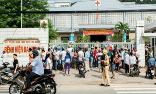 4. Nổ súng bắt nghi can giết 2 người ở Phú Quốc Khoảng 15h ngày 4/8, tại khu vực Cầu Sấu, trên đường từ thị trấn Dương Đông đến thị trấn An Thới, huyện đảo Phú Quốc, các trinh sát Công an tỉnh Kiên Giang đã bắt được Đỗ Thanh Sơn (tức Tuấn Em) - nghi can nổ súng bắn chết 2 người trong quán bia Lion Garden trên đường Trần Hưng Đạo, thị trấn Dương Đông (huyện Phú Quốc) ba hôm trước.