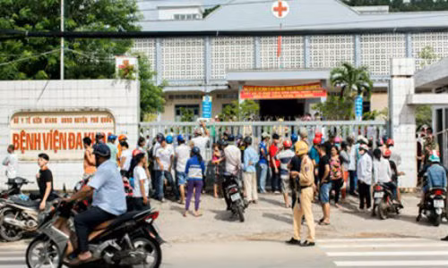 4. Nổ súng bắt nghi can giết 2 người ở Phú Quốc Khoảng 15h ngày 4/8, tại khu vực Cầu Sấu, trên đường từ thị trấn Dương Đông đến thị trấn An Thới, huyện đảo Phú Quốc, các trinh sát Công an tỉnh Kiên Giang đã bắt được Đỗ Thanh Sơn (tức Tuấn Em) - nghi can nổ súng bắn chết 2 người trong quán bia Lion Garden trên đường Trần Hưng Đạo, thị trấn Dương Đông (huyện Phú Quốc) ba hôm trước.