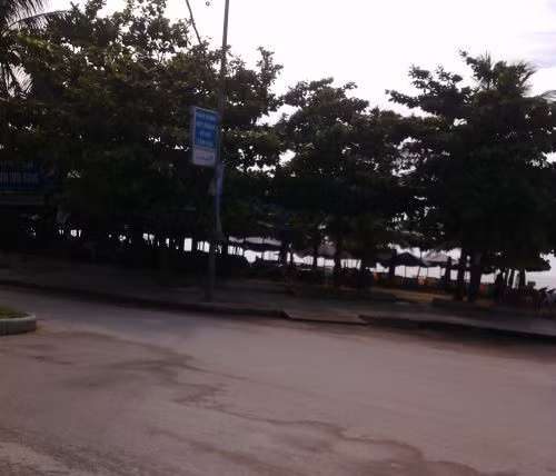 3. Xe máy "kẹp" 3 lao vào cột điện, 2 người chết, 1 người bị thương Khoảng 1h sáng ngày 4/8 tại ngã 3 điểm giao nhau giữa đường Lê Lợi và đường Hồ Xuân Hương, phường Trường Sơn, TX Bỉm Sơn (Thanh Hóa) đoạn khu vực bãi tắm A, một chiếc xe máy chở 3 gồm Văn Đích Vũ, Hà Việt Hoàng và Cao Thiện Thịnh đã đâm vào cột điện do không làm chủ được tốc độ. Cú tông mạnh khiến Vũ và Hoàng tử vong còn Thịnh bị thương nặng.