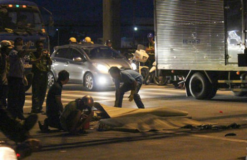 6. Hai chị em bị xe container cuốn vào gầm chết thảm Khoảng 17h ngày 6/8, xe container BKS 51C-486.81 đang lưu thông trên xa lộ Hà Nội, đoạn trước khu Công nghệ cao (quận 9, TP.HCM) thì bất ngờ tông trúng rồi cuốn chiếc xe máy của hai chị em vào gầm. Cú tông trực diện khiến 2 chị em đi trên chiếc xe máy tử vong tại chỗ.