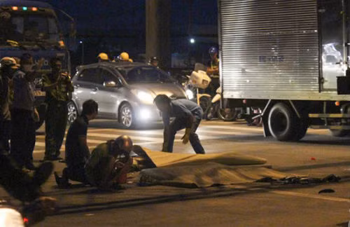 6. Hai chị em bị xe container cuốn vào gầm chết thảm Khoảng 17h ngày 6/8, xe container BKS 51C-486.81 đang lưu thông trên xa lộ Hà Nội, đoạn trước khu Công nghệ cao (quận 9, TP.HCM) thì bất ngờ tông trúng rồi cuốn chiếc xe máy của hai chị em vào gầm. Cú tông trực diện khiến 2 chị em đi trên chiếc xe máy tử vong tại chỗ.