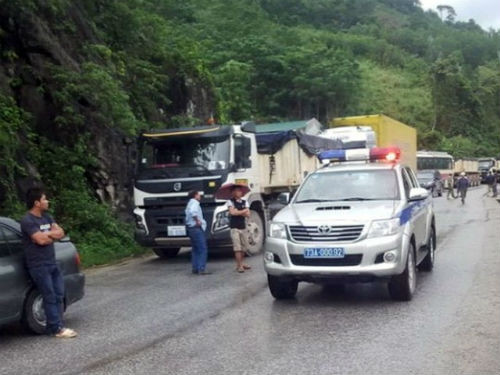 10. Tài xế “đấu võ mồm”, quốc lộ tê liệt hơn 5 giờ Khoảng 12h ngày 30/7, anh Nguyễn Xuân Dương điều khiển chiếc xe tải lưu thông trên QL12 hướng cửa khẩu Cha Lo (Quảng Bình) - đường mòn Hồ Chí Minh. Khi xe đến đoạn đường cua ở xã Dân Hoá, huyện Minh Hóa, bất ngờ va chạm với xe ô tô 9 chỗ BKS Lào – 1806 do anh Nguyễn Văn Thanh điều khiển chạy ngược chiều. Cú va chạm khiến 2 chiếc xe quay ngang chiếm phần lớn lòng QL12, giao thông bị "tê liệt" hơn 5 giờ bởi hai tài xế “đấu võ mồm”.