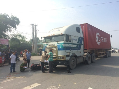 4. Va chạm với container, vợ tử vong, chồng nguy kịch Khoảng 6h50 sáng 29/7, Tại gia lộ Trần Ngọc Liên – Mỹ Phước – Tân Vạn (khu phố 4, phường Định Hòa, TP.TDM, Bình Dương) hai vợ chồng ông Nguyễn Văn Mão (SN 1949) và bà Nguyễn Thị Tồn (SN 1949, cùng ngụ phường Hòa Phú, TP.TDM, Bình Dương) điều khiển xe máy BKS 61L9 – 1081 đang lưu thông đã chạm với chiếc xe container BKS 57K – 6740, do tài xế Huỳnh Minh Lực (sinh năm 1986, quê Phú Yên) điều khiển. Cú va chạm mạnh khiến bà Tồn tử vong tại chỗ, ông Mão bị thương nặng.