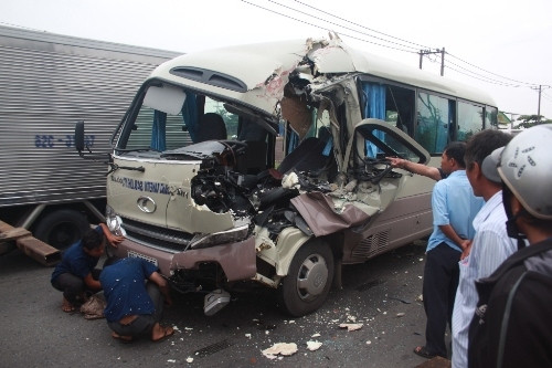 6. Xe khách tông container, hàng chục người giải cứu tài xế mắc kẹt Sáng ngày 30/7, một xe khách loại 29 chỗ ngồi BKS 62LD - 005.75 do tài xế Nguyễn Minh Chúc điều khiển, lưu thông trên quốc lộ 22 từ công ty Shillabags International (Long An) đến quận Gò Vấp (TPHCM) để đón nhân viên. Khi lưu thông qua xã Xuân Thới Đông (huyện Hóc Môn, TPHCM) thì bất ngờ húc đầu vào đuôi xe container BKS 57M - 2271 kéo theo rơ mooc loại 40feel chạy phía trước. Cú tông mạnh khiến đầu xe khách bị biến dạng, tài xế bị kẹt cứng trong cabin.