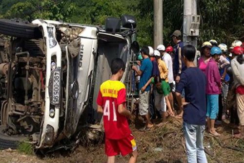 2. Bình Dương: Container cán chết đôi vợ chồng trẻ Khoảng 8h20 sáng 26/7, tại đường Nguyễn Văn Linh (khu phố 2, phường Phú Tân, TP.TDM, Bình Dương), xe máy BKS 83P2 – 417.76 do anh Nguyễn Văn T. điều khiển chở theo vợ là Lý Thị Th. đang lưu thông thì bất ngờ va chạm với một chiếc xe container BKS 51C – 636.93, kéo theo rơ móc 5R – 102.75, do tài xế Trần Hải Anh, điều khiển lưu thông cùng chiều. Cú va chạm khiến hai vợ chồng trẻ bị xe container cán qua người, tử vong tại chỗ.