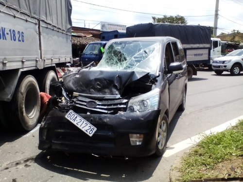 8. Xe du lịch tông vào đuôi xe tải, hai cháu bé bị thương nặng Khoảng 10h30 ngày 31/07, tại km3+00 quốc lộ 51 thuộc địa phận phường Long Bình Tân, Biên Hòa, Đồng Nai, xe du lịch BKS 60A21726 do tài xế Bùi Quang Thái điều khiển đi hướng Long Thành - Biên Hòa. Khi tới khu vực trên, xe tải BKS 63K-1826 chạy phía trước đổi hướng quay đầu đột ngột khiến xe du lịch không kịp xử lý nên đã đâm vào đuôi xe tải. Vụ va chạm đã làm cho 2 cháu nhỏ trên xe bị thương do mảnh kính xe văng vào người.