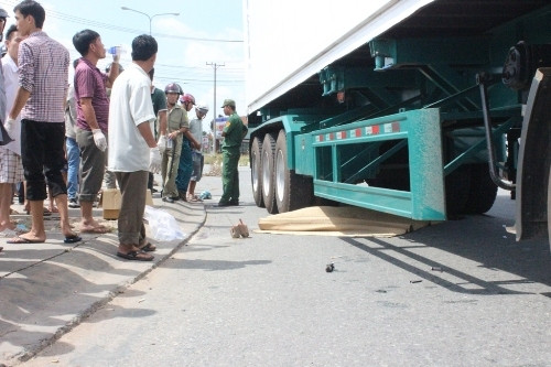 1. Xe tải chở vịt bị lật, người dân mua vịt ủng hộ tài xế Khoảng 6h 50 sáng 26/7, chiếc xe tải BKS 49C- 00595 đang chở hàng từ thành phố về Lâm Đồng, đến khu vực cầu La Ngà (Phú Ngọc, Định Quán, Đồng Nai) do không kiểm soát được tốc độ nên đã bị lật, làm gãy hai trụ điện bên đường. Trên xe có 4 người, một bé gái 12 tuổi bị gãy chân đã được người dân đưa đi bệnh viện, có hai người bị xây xát nhẹ. Khoảng hơn 2.000 con vịt được vận chuyển trên xe bị chết.