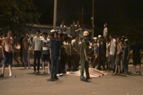 8. Xe máy phóng nhanh, tông chết tài xế xe tải Khoảng 18h30 ngày 6/8, một chiếc xe tải chạy hướng Bà Rịa - Vũng Tàu về TP.Biên Hòa khi đến quốc lộ 51, đoạn qua xã Phước Tân, TP.Biên Hòa (Đồng Nai) thì tài xế dừng xe bên đường để mua đồ ăn tối. Trong lúc tài xế đang băng qua đường bất ngờ bị xe máy BKS 60B5-370.96 tông phải. Cú va chạm mạnh khiến tài xế xe tải tử vong tại chỗ.