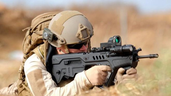 Chỉ huy của đặc nhiệm "Yaalom" chia sẻ thông tin rằng mục đích của đơn vị là âm thầm xâm nhập vào hai tiền đồn của đối phương, gài chất nổ rồi đồng loạt tiêu diệt các đối tượng.