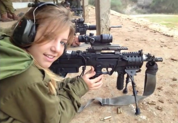 TAR-21 là tên viết tắt của Tavor Assault Rifle – 21 St Century, là dòng súng trường tấn công có thiết kế dạng bullpup - thiết kế đưa băng đạn về phía sau cho phép giảm chiều dài tổng thể trong khi vẫn giữ được chiều dài nòng súng.