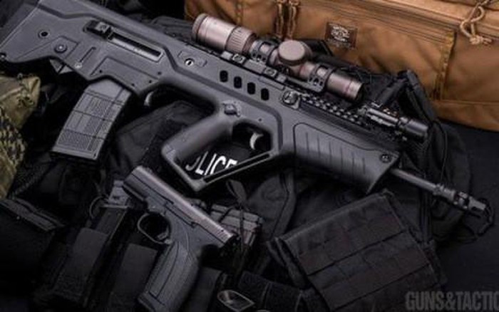 Súng sử dụng loại đạn 5,56x45mm chuẩn NATO, tốc độ bắn 750-900 phát/phút, sơ tốc đầu nòng đạt 910m/s, tầm bắn 550m.