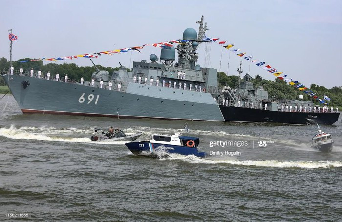 Nhưng sau đó đã xuất hiện tình tiết mới, khi các chiến hạm trang bị tên lửa hành trình Kalibr triển khai chỉ cách lãnh hải Azerbaijan vài km, được cho là nhằm truyền tải thông điệp cảnh báo về việc Nga sẵn sàng tấn công trực diện Baku từ Biển Caspian.