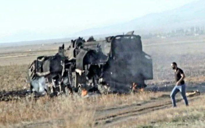 Trong bức ảnh có thể thấy rõ một bệ phóng di động, nó vẫn mang theo một tên lửa đạn đạo chưa nổ.