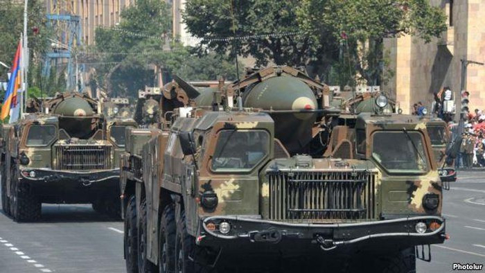 Tên lửa trang bị động cơ nhiên liệu lỏng Isayev RD-21 cho tầm bắn 300 km, vận tốc 1,7 km/s, sai số 900 m. Những phiên bản sau này có thể tăng tầm bắn lên 900 km và sai số chỉ 50 m.