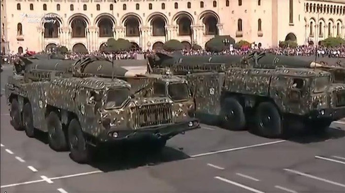 Đối với tổ hợp R-17 Elbrus (Scud-B), mặc dù độ chính xác không cao như Iskander-E nhưng nó vẫn có thể vươn tới cự ly tương đương, đặc biệt đầu đạn nặng gần 1 tấn của nó có sức công phá rất lớn, đây là lý do khiến vũ khí trên không thể coi thường cho dù đã cao tuổi.