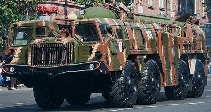 Thông số cơ bản của tên lửa R-17 Elbrus: chiều dài 11,25 m; đường kính 0,88 m; trọng lượng phóng 5.900 kg, mang theo đầu đạn thông thường nặng 1 tấn hoặc đầu đạn hạt nhân 80 kT.