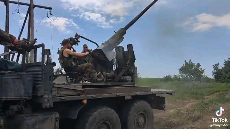 Để ngăn chặn các cuộc tấn công dồn dập của máy bay không người lái Ukraine, Nga còn đưa vào sử dụng pháo phòng không S-60 57mm của Triều Tiên. Trên thực tế, đây là loại vũ khí phòng không được Quân đội Liên Xô sử dụng vào những năm 1950 và bị loại biên hoàn toàn vào những năm 1980. Ảnh: Defense Express.