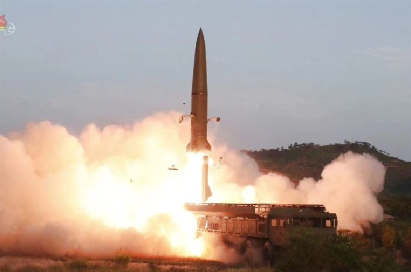 Tầm bắn là 450 km, đầu đạn nặng 500 kg, tên lửa có tổng trọng lượng 3.400 kg. Nó sử dụng hệ thống dẫn đường quán tính và dẫn đường vệ tinh, sử dụng nhiên liệu đẩy tổng hợp rắn. Với tỷ lệ bắn trúng mục tiêu từ 5-30 mét, đây là hệ thống tên lửa chiến thuật tiền tuyến hiệu suất cao. Ảnh: Yonhap.