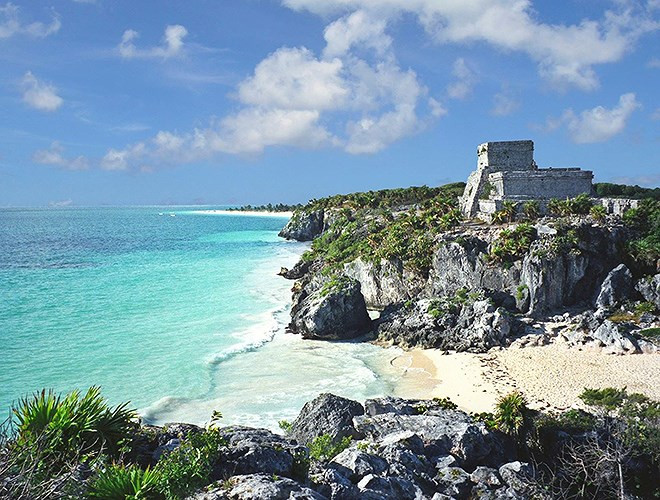 Tulum (Mexico): Nằm trên một vách đá hướng ra biển Caribe, Tulum là một trong những thành phố cuối cùng mà người Maya xây dựng và sinh sống.