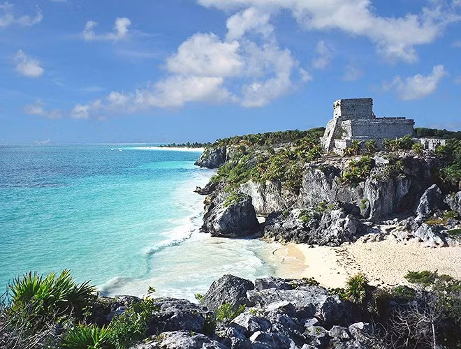 Tulum (Mexico): Nằm trên một vách đá hướng ra biển Caribe, Tulum là một trong những thành phố cuối cùng mà người Maya xây dựng và sinh sống.