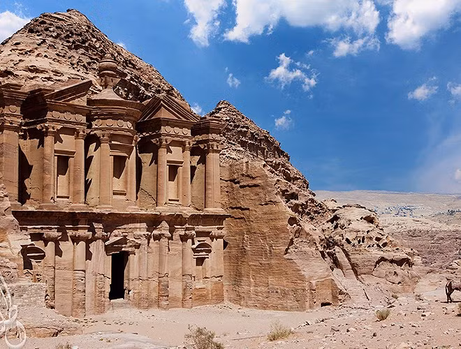 Petra nổi tiếng vì những công trình kiến trúc đền đài, lăng tẩm, nhà hát,… được khắc sâu vào vách đá.