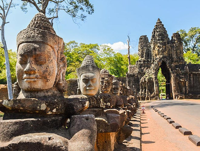 Thời điểm đẹp nhất và đông du khách viếng thăm di sản Angkor nhất là vào khoảng tháng 2 và tháng 11 hàng năm. Ảnh: Viator