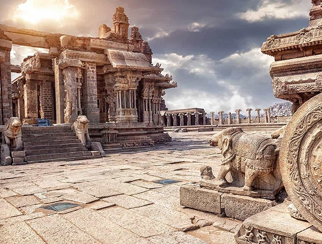 Hampi (Ấn Độ): Làng Hampi nằm bên sông Tungabhadra, trong khu di tích thành cổ Vijayanagara, cố đô của đế quốc Vijayanagara.