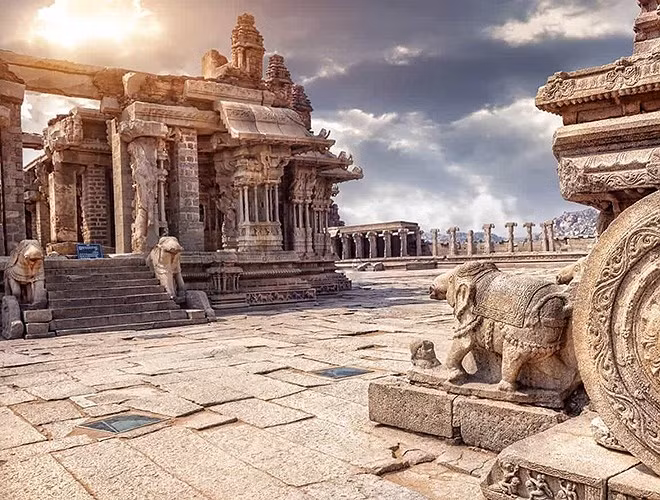 Hampi (Ấn Độ): Làng Hampi nằm bên sông Tungabhadra, trong khu di tích thành cổ Vijayanagara, cố đô của đế quốc Vijayanagara.