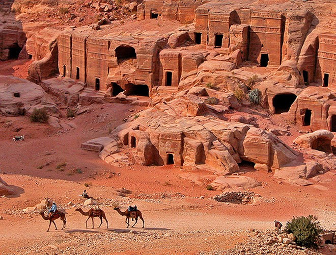 Pháo đài Petra (Jordan): Ra đời vào khoảng năm 1550 đến 1292 trước Công Nguyên, nằm ở vị trí chiến lược giữa Biển Chết và Biển Đỏ.