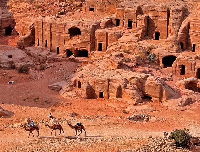 Pháo đài Petra (Jordan): Ra đời vào khoảng năm 1550 đến 1292 trước Công Nguyên, nằm ở vị trí chiến lược giữa Biển Chết và Biển Đỏ.