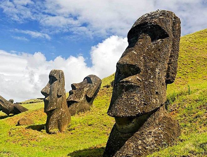 Rapa Nui (Chile): Đây là hòn đảo cô lập nhất thế giới, nổi tiếng với hơn 800 bức tượng đá đồ sộ. Chúng là di sản của những người Polynes.