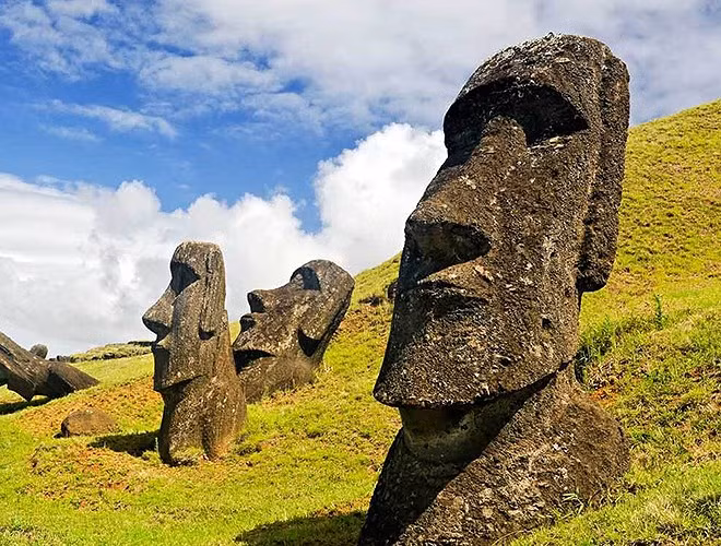 Rapa Nui (Chile): Đây là hòn đảo cô lập nhất thế giới, nổi tiếng với hơn 800 bức tượng đá đồ sộ. Chúng là di sản của những người Polynes.